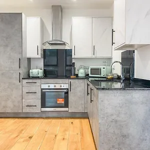 Apartment Heathrow Airport By Elegance Living, Hounslow